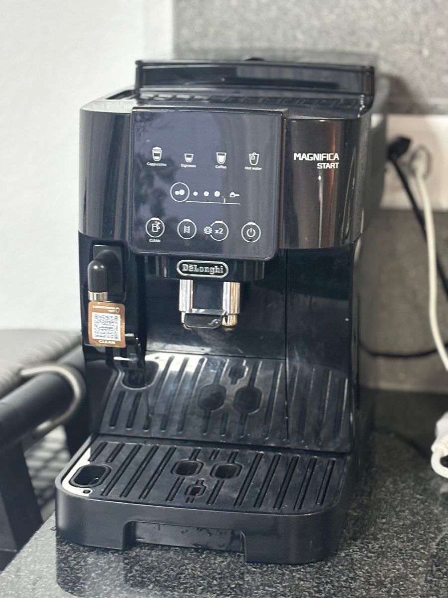 De'Longhi Kaffeemaschinen & Espressomaschinen: Magnifica smart + milk – Gebraucht aus Collombey von jet_pv6d