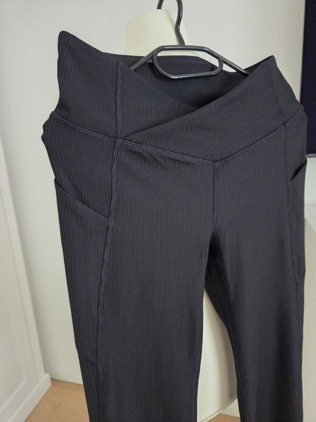 Leggings: ausgestellte Leggings, Grösse S-M, Schwarz – Usato da Bülach venduto da Recherchieren 1