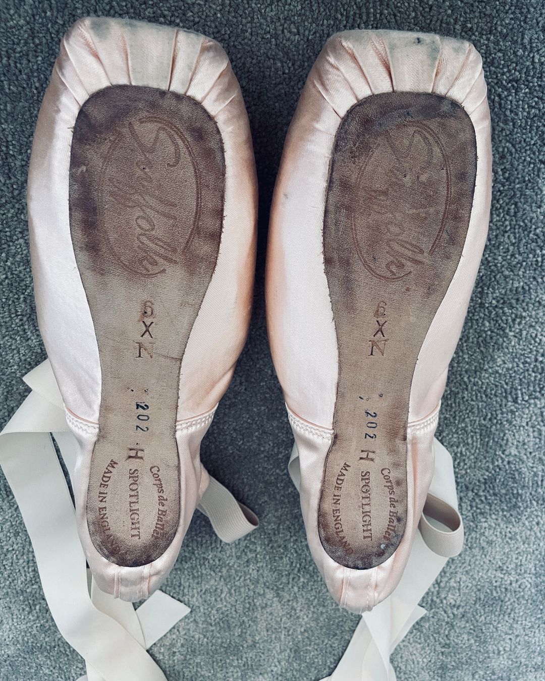 Damenschuhe: Pointes de danse Suffolk Spotlight taille 6 XN avec rubans – Gebraucht aus Jussy von Retrove 1