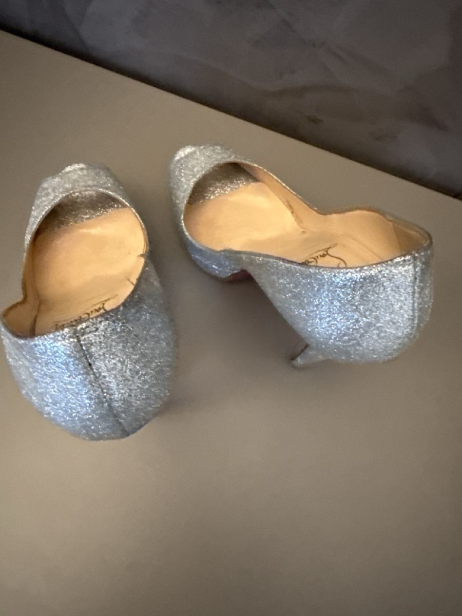 Christian Louboutin Damenschuhe: Silver Glitter Peep Toe Heels Size 36.5 – Gebraucht aus Lugano von og4_h9b8 2