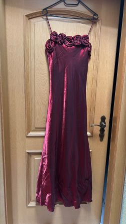 Bordeaux-farbenes Abendkleid mit Rosen - Grösse 36