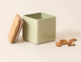 Lindengrüne Dose aus Steingut mit Bambusdeckel von Esmèe
