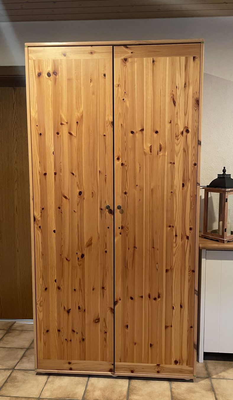 Armoires: Schrank - Massivholz – D'occasion à Schmerikon par die_8b8m
