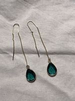 Boucles d’oreille plaqué or avec cabochon vert en verre