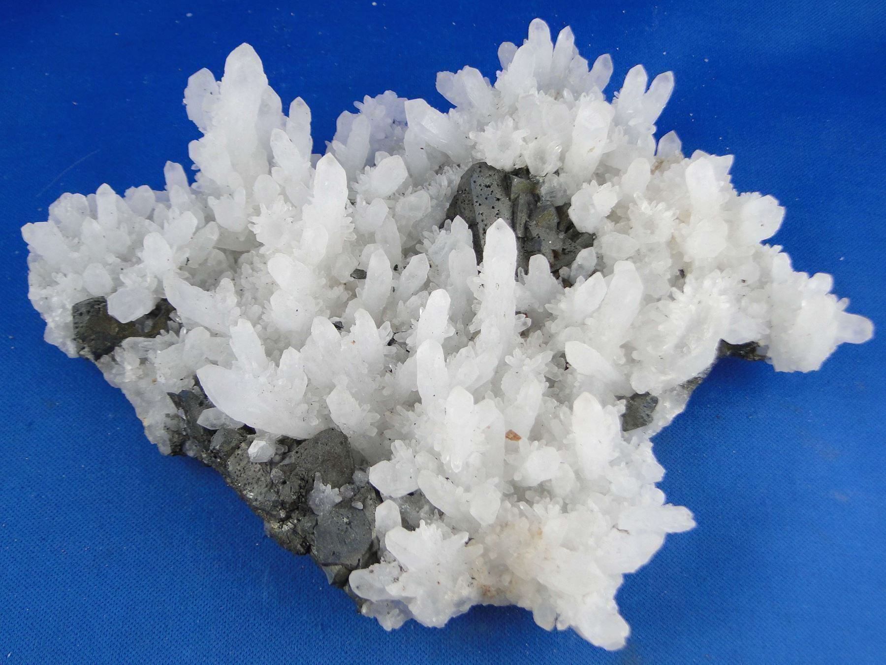 Mineralien & Heilsteine: Bergkristall mit Tetrahedrit – Gebraucht aus Schinznach Bad von Demerald