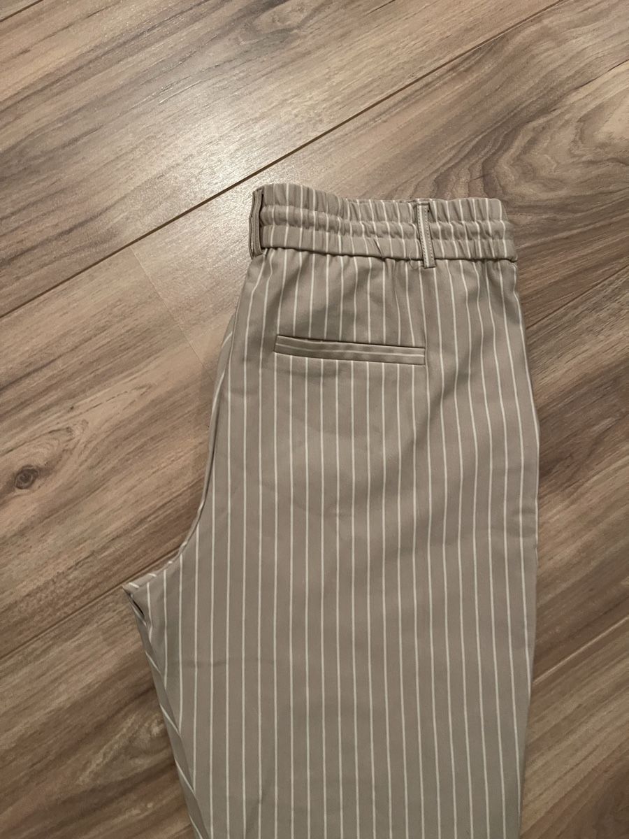 Only Pantalons: ONLY Stoffhose beige gestreift – Neuf (Voir description) à Auw par chr_vcc8 3