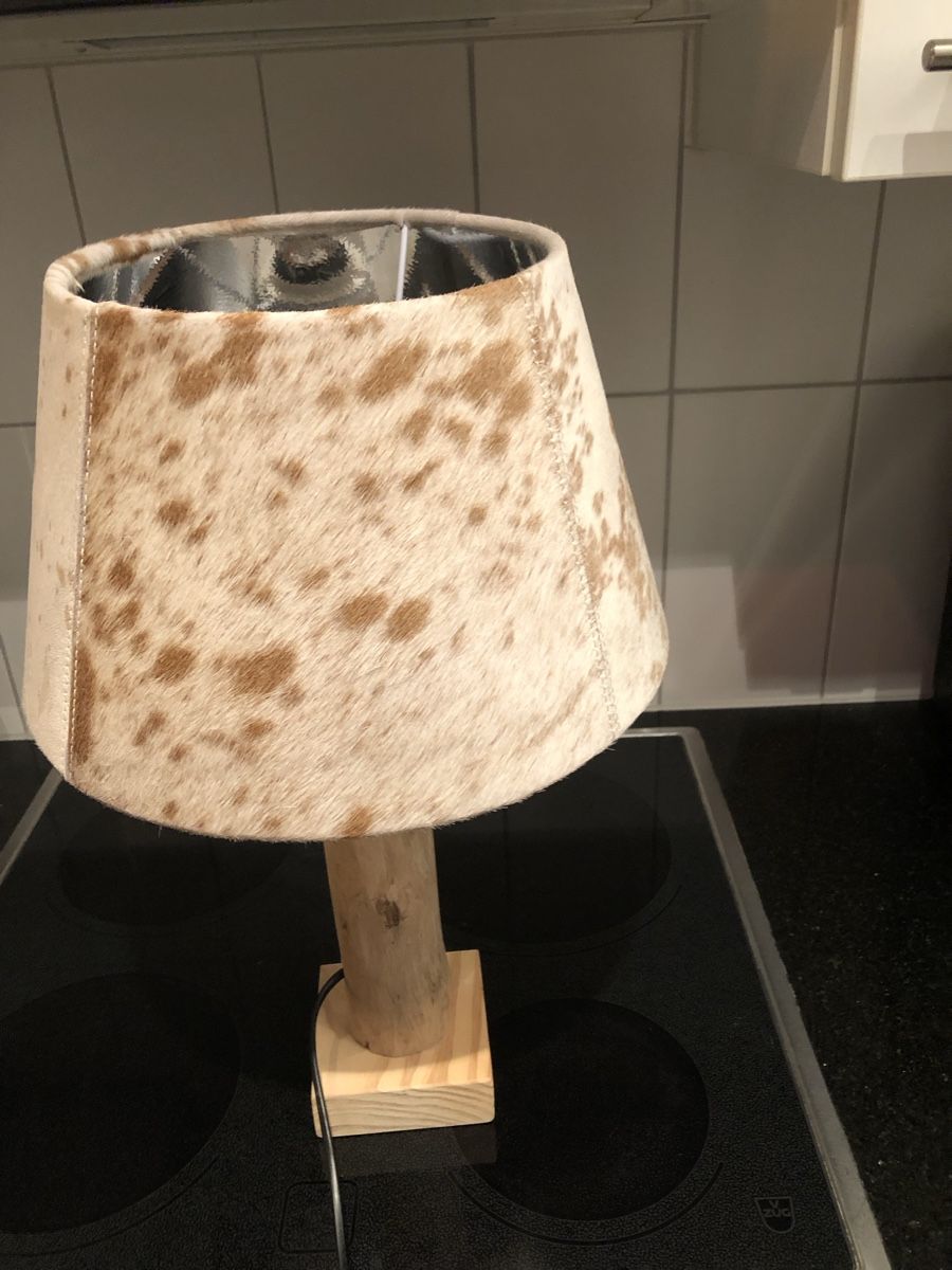 Lampade: Tischlampe mit Kuhfell – Usato da Muttenz venduto da Salina5 2