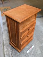 Nachttisch/kleine Kommode aus Holz mit drei Schubladen