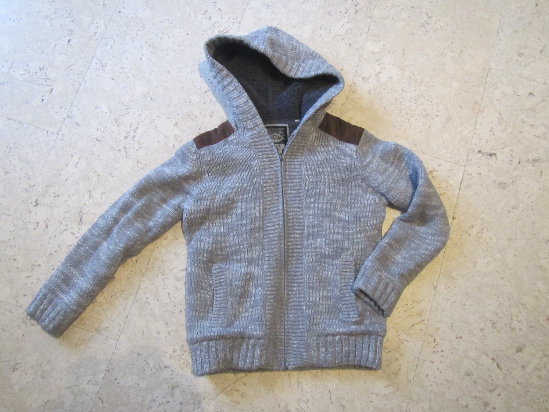 C&A Giacche & Cappotti: Warme Strickjacke 134/140 – Usato da Muri b. Bern venduto da araucaria