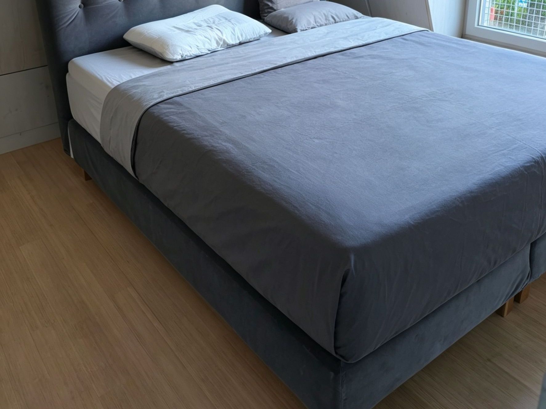 Letti: Grey velvet bed frame with tufted headboard - queen size – Usato da Zürich venduto da yul_7ccq 1