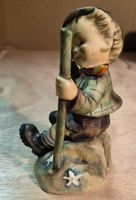 ​Hummel Fig 315– Junge auf Fels mit Wanderstock & Edelweiss