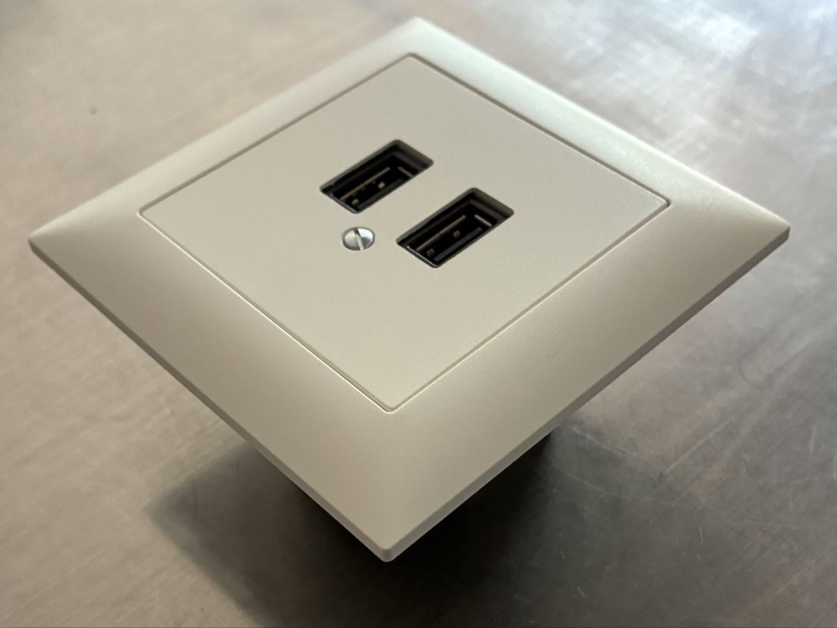 Feller Fiches d'alim.: Feller Edizio USB Ladegerät / Steckdose – D'occasion à Pfäffikon (ZH) par 5777 2