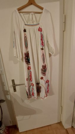 Sommerliches Kleid mit Stickerei, Grösse M, Top Zustand