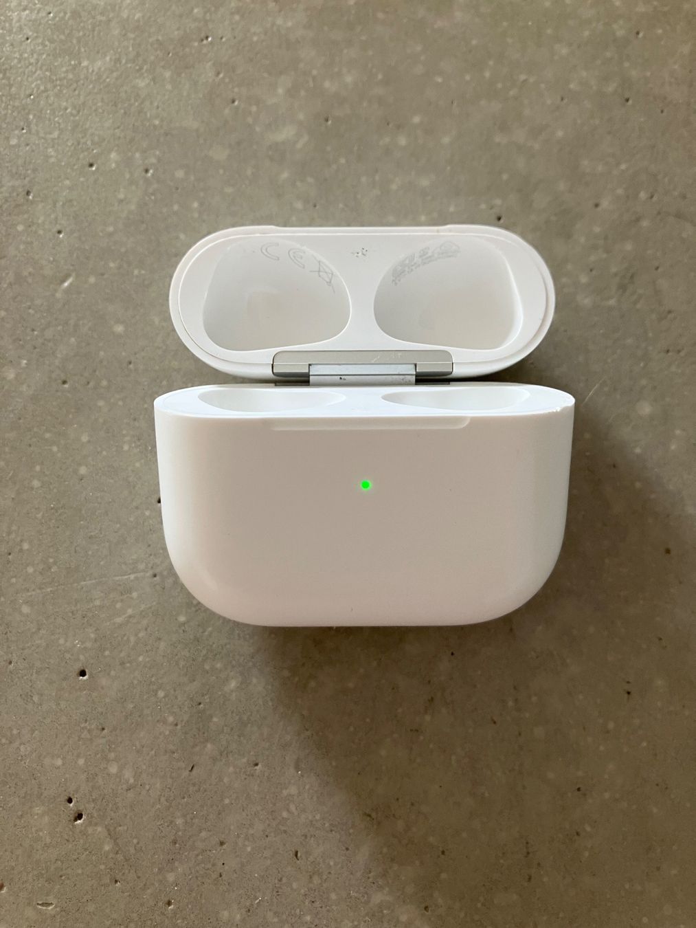 Apple Cuffie: Apple AirPods 3 Case – Usato da Lausanne venduto da mr.v