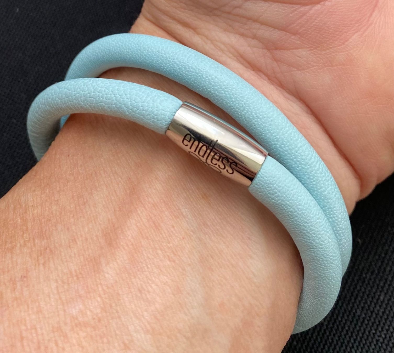 Armbänder & -reifen: Lederarmband 40cm, Verschluss magnetisch, hellblau – Gebraucht aus Reichenburg von Noxima 1