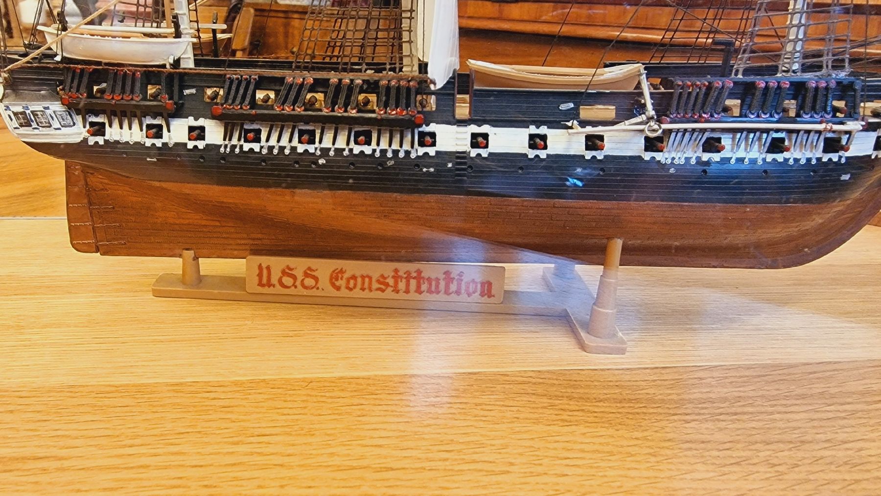 Modellbausätze & Standmodelle: Schiffsmodell USS Constitution, inkl. Vitrine – Gebraucht aus BERN von Intarsia 4