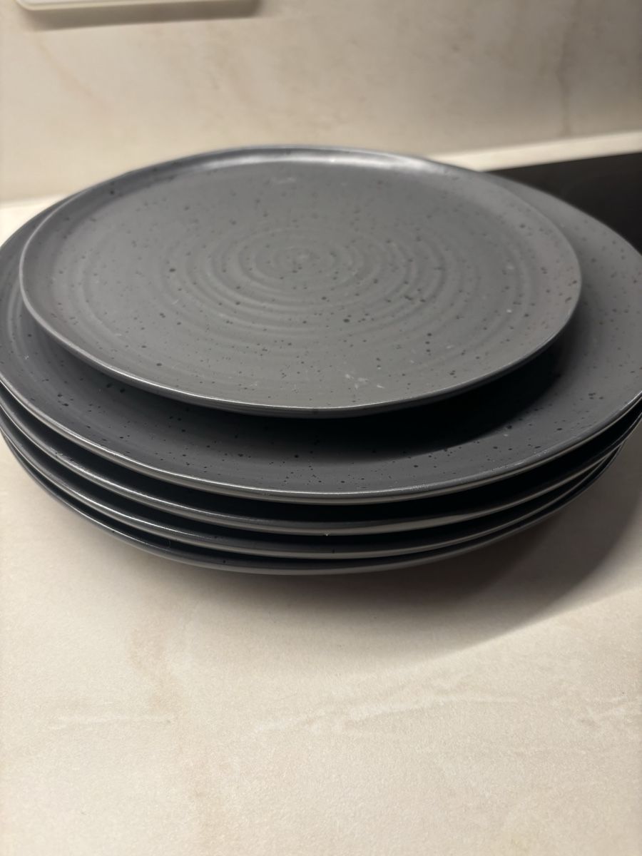 Set di piatti: Modern Grey Tableware Set with 8 Plates (4 Large, 4 Small) – Usato da Zürich venduto da cha_jz8q