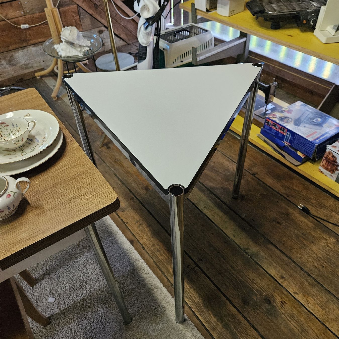 USM Scrivanie: USM Haller Dreieck Tisch – Usato da Villmergen venduto da bubblevintage 1