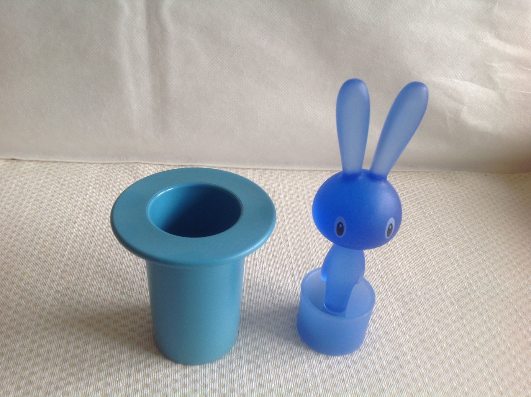Alessi Contenitori & Simili: Alessi - Magic Bunny - distributeur de  cure-dent – Usato da Sion venduto da accroshoes 2