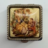 Boîte à pilules vintage décor scène galante romantique