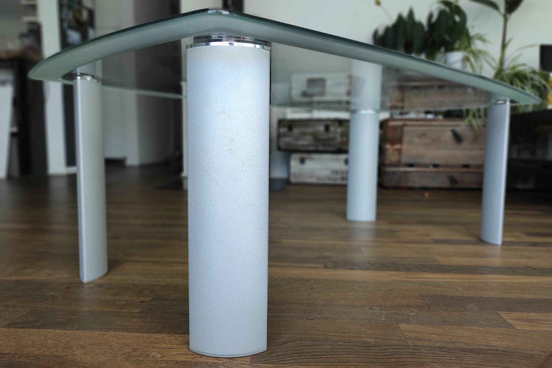 Tables: Couchtisch mit Glasplatte und Alufüssen – D'occasion à Niederurnen par Simarik 1