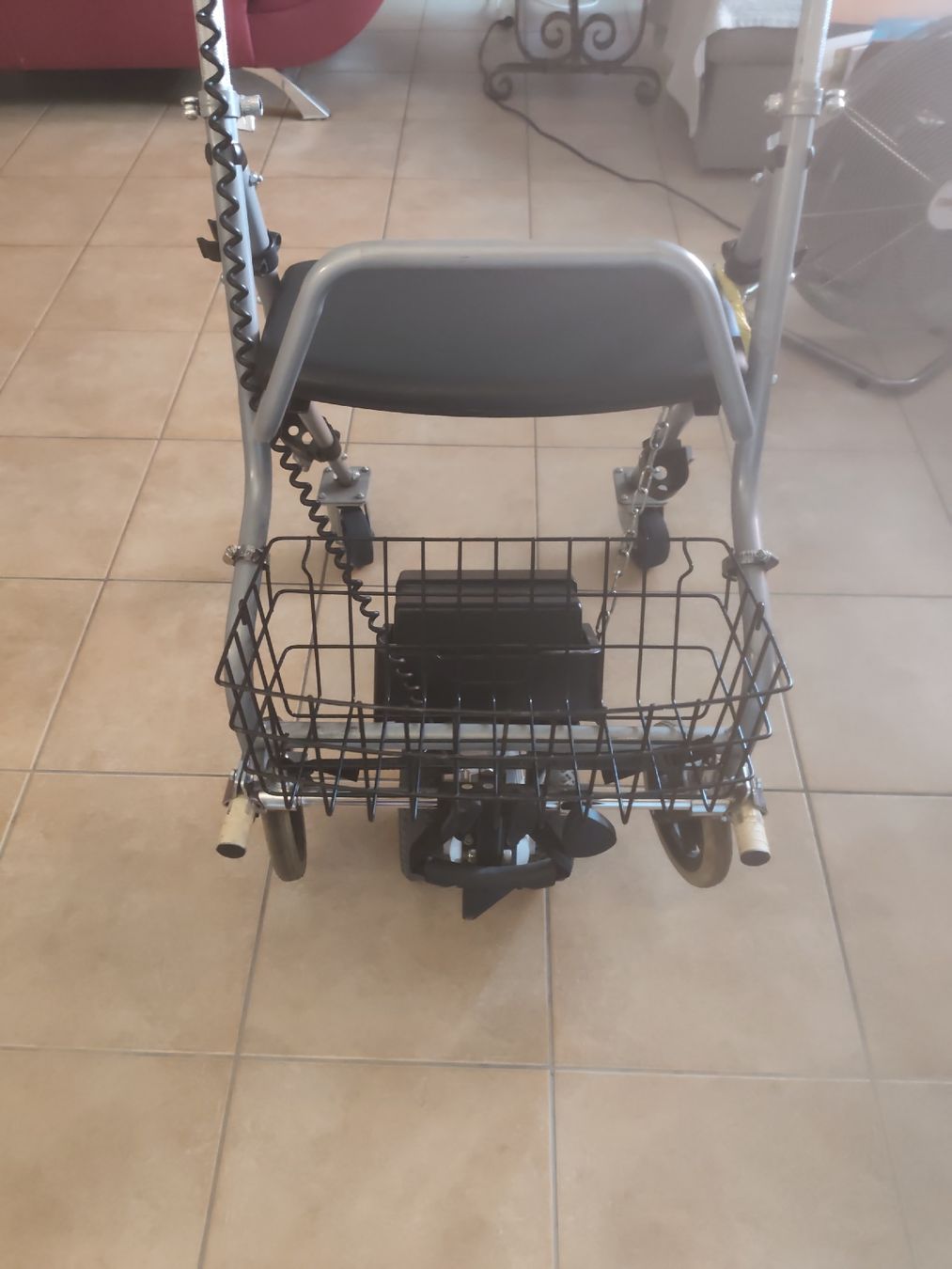 Aides à la marche: Déambulateur électrique pliant avec panier et chargeur – D'occasion à Moudon par dupont65 3
