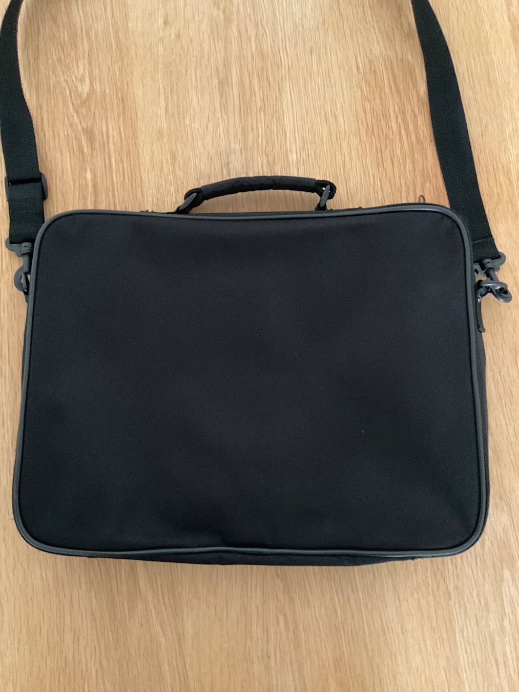 Valigie & Borse: Laptop Tasche – Usato da Bern venduto da jas_8tz2 3