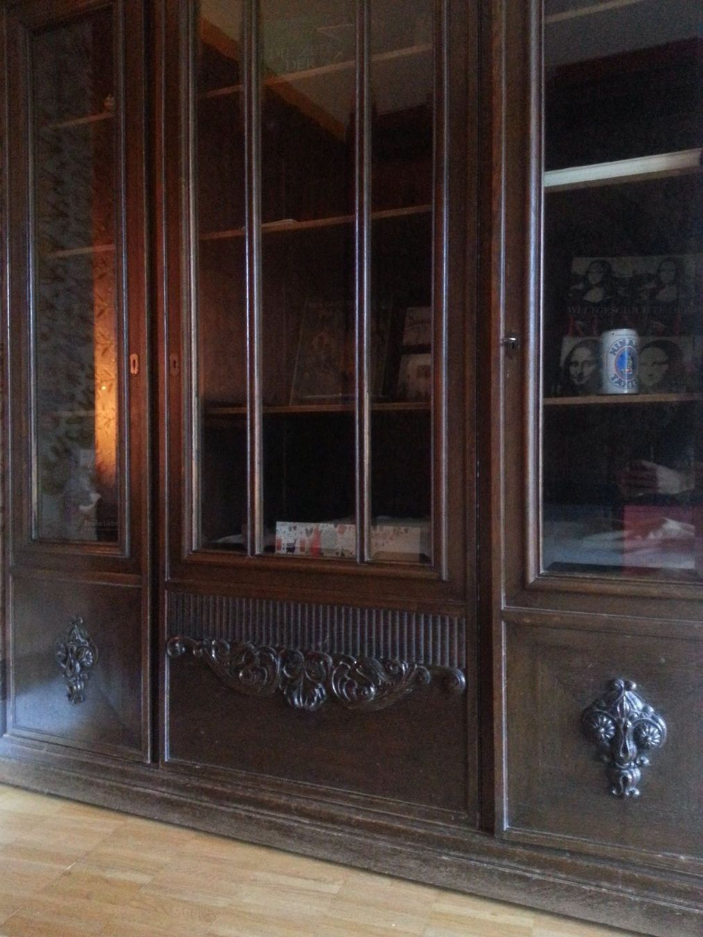 Holzartikel: Jugendstil Vitrine (1905), Eiche massiv – Gebraucht aus Zug von megawarenlager