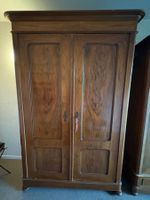Vielseitiger Holzschrank 2-türig