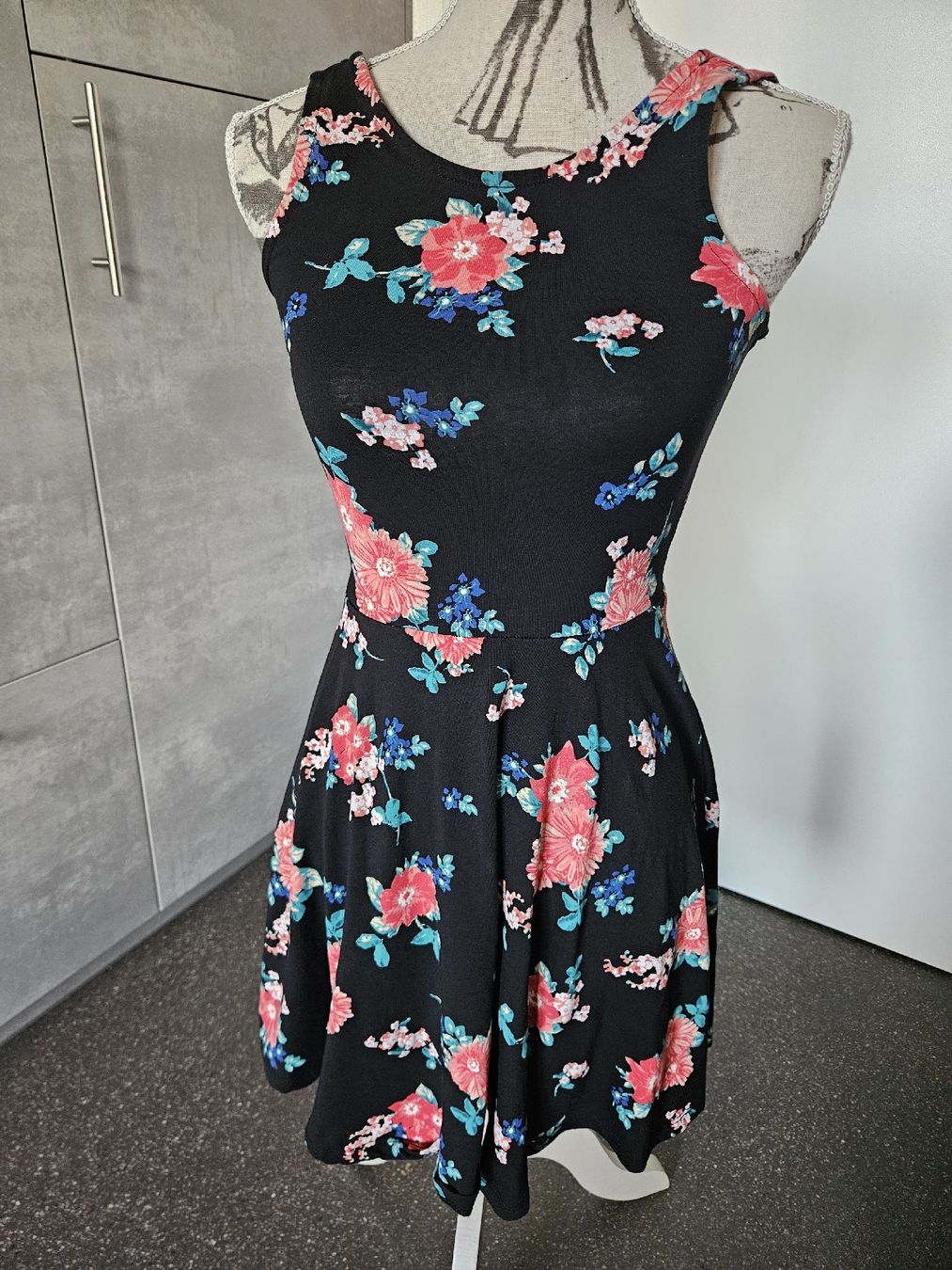 C&A Vestiti: Sommerkleid Blumenmuster Schwarz Gr. S - C&A – Nuovo (secondo la descrizione) da Anwil venduto da tamoos