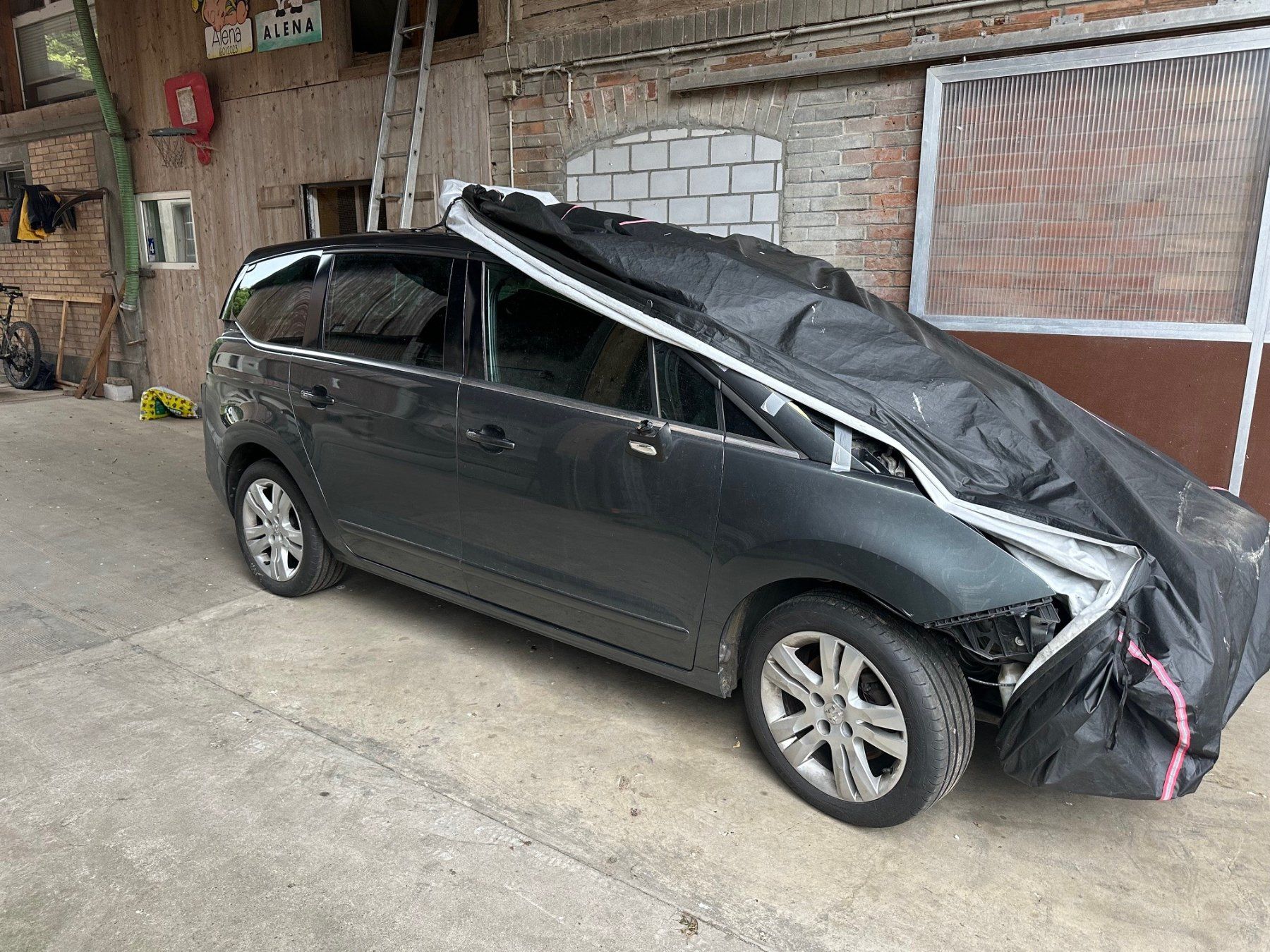 Peugeot Tutti pezzi di ricambio auto: Peugeot 5008 1Gen Türen grau – Usato da Bern venduto da bieter-1
