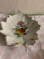 Schale Blattform mit Blumenmuster und Goldrand guter Zustand