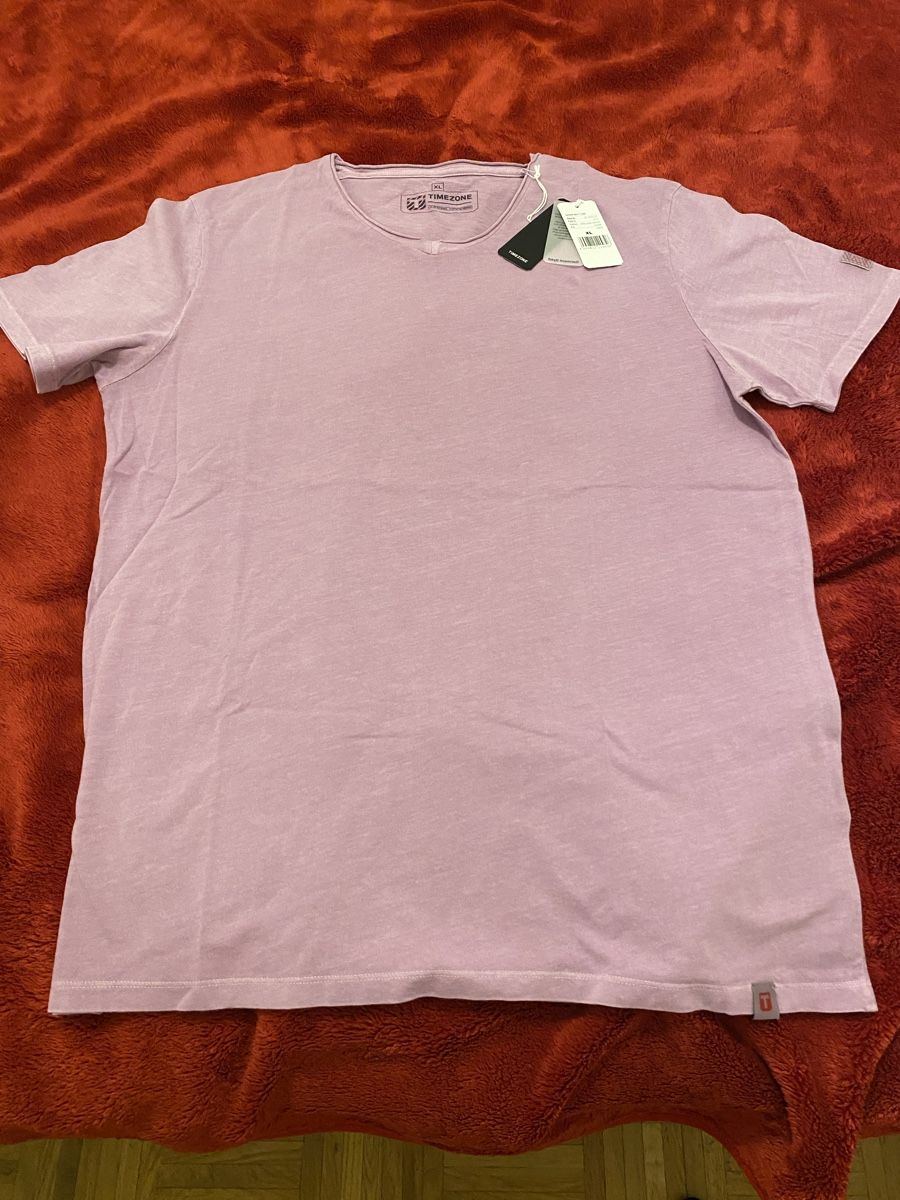 T-shirt: T Shirt – Nuovo (secondo la descrizione) da Berikon venduto da TheMangle