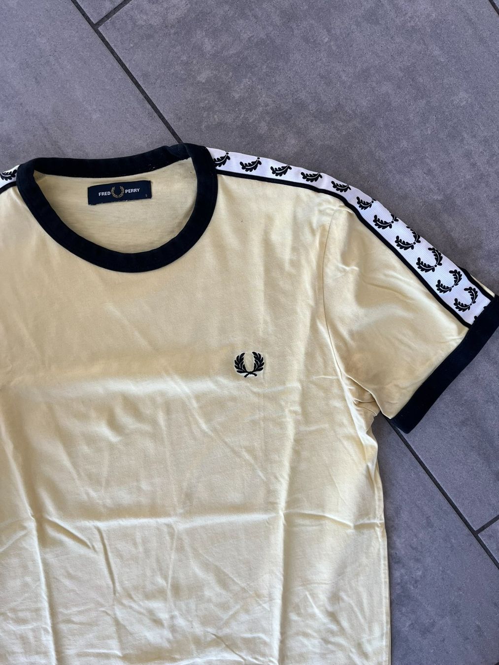 Fred Perry T-shirt: FRED PERRY T-Shirt Gelb – Usato da Otelfingen venduto da Denis_ZH 1