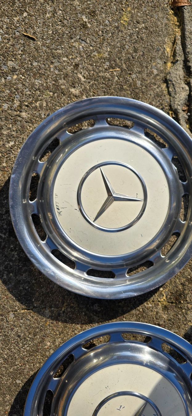 Mercedes-Benz Cerchioni: Originale W123 Mercedes Radkappen – Usato da Schänis venduto da mar_sv9x