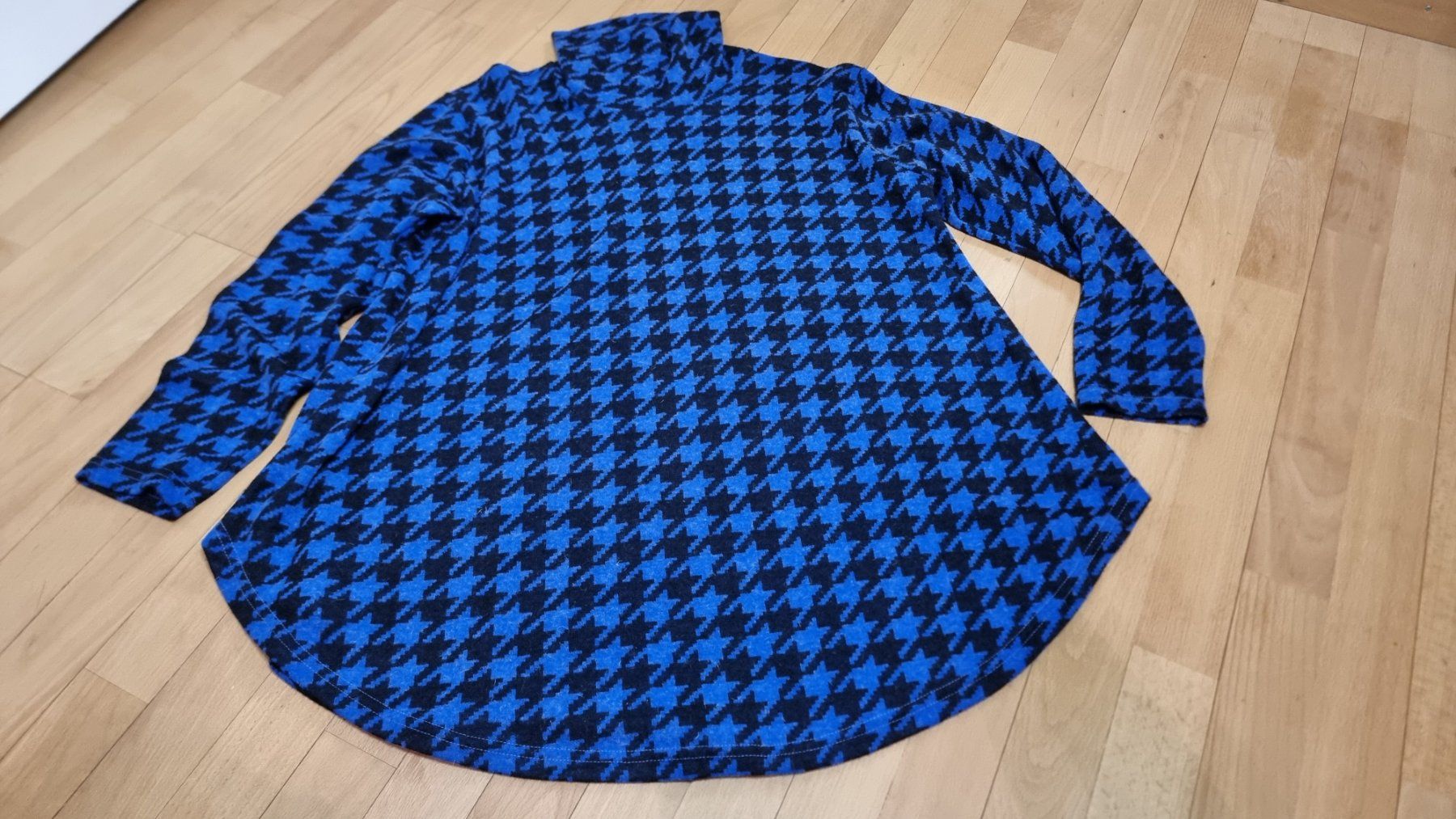 Chemisiers: Bluse mit Hahnentrittmuster, Rollkragen, Grösse M/L – D'occasion à Wald ZH par CapLux 5