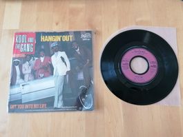 Kool & The Gang – Hangin' Out