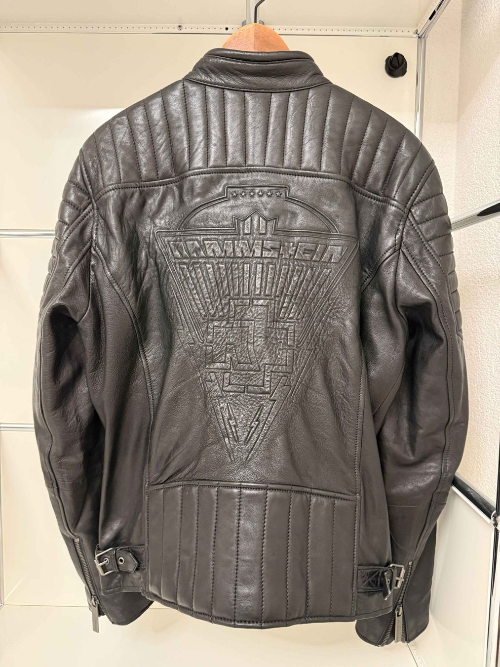 Giacche: Rammstein Lederjacke – Usato da Windisch venduto da Losdosquatros 2