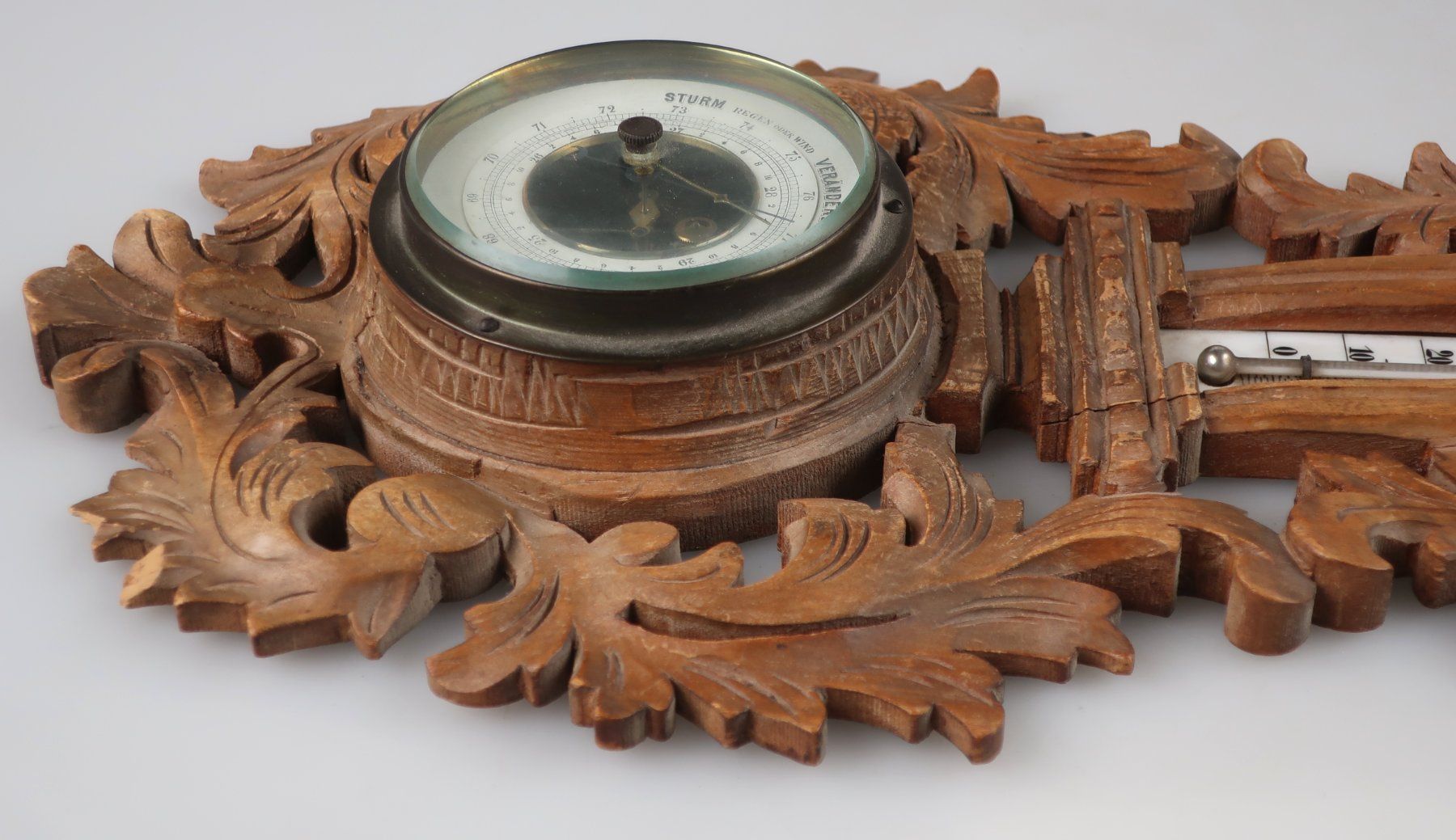 Altri elettrodomestici e apparecchi d’epoca: Wandbarometer mit Thermometer, Holz geschnitzt, gebraucht – Usato da Volketswil venduto da brockipfannenstil 2