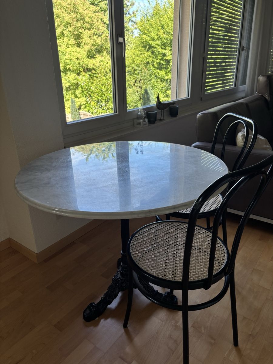 Tische: Bistrotisch und Stuhl – Gebraucht aus Winkel von FM99