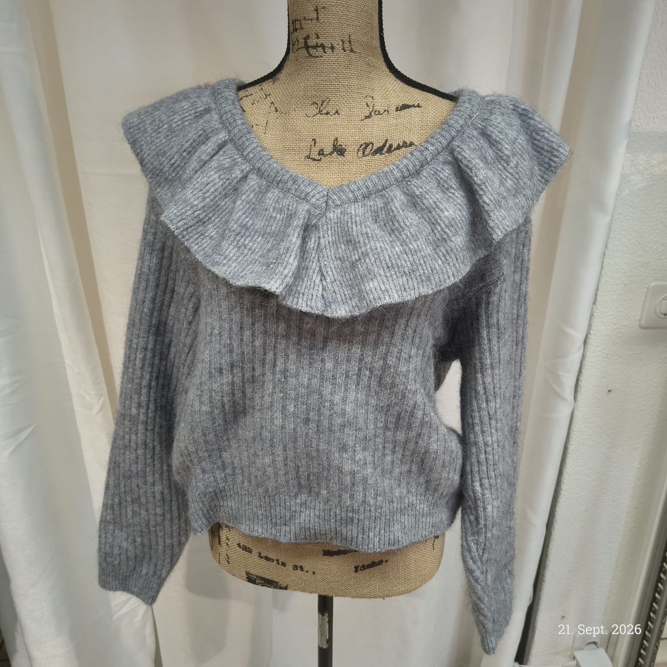 Maglioni & Felpe: Damen Pullover Edited grau mit Rüschen gebraucht – Usato da Emmetten venduto da SecondhandSiska