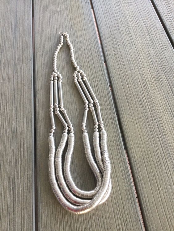 Collier 3x rangs avec perles métalliques, très original (Neuf (Voir ...