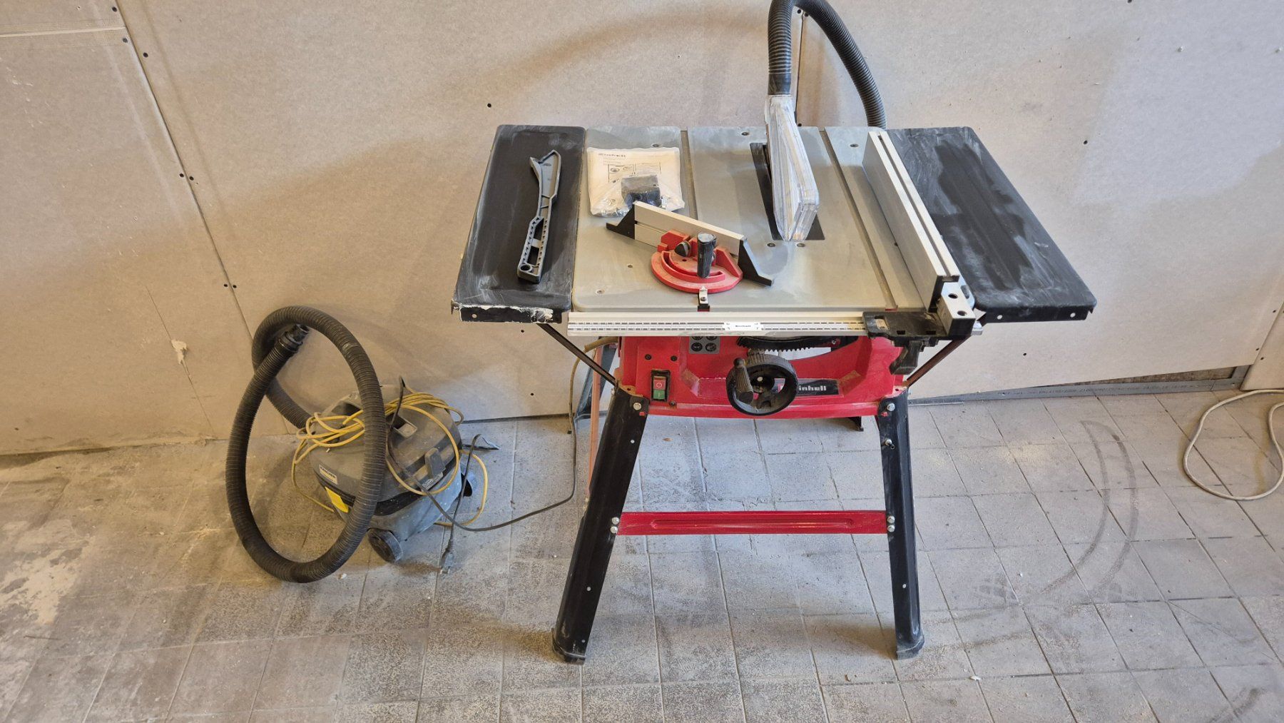 Einhell Scies: Tischkreissäge Einhell mit Untersatz + Staubsauger gebraucht – D'occasion à Ballwil par rattenschneke 1