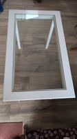 Tisch mit Glasscheibe