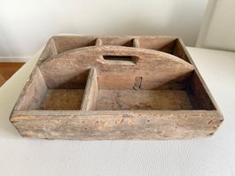 Historische, offene Werkzeugkiste aus Holz mit div. Fächern