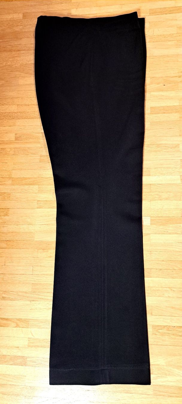 Pantaloni: Confortable pantalon noir – Usato da Le Mont-sur-Lausanne venduto da olatiu