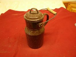alte Milchkanne Emaille Kanne Krug ca 2 Liter Holzgriff