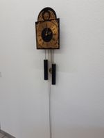 Dekorative antike Wanduhr mit Gewichten – reich verziert