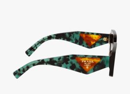 Stylische Prada Sonnenbrille mit speziellem Muster, neuwerti