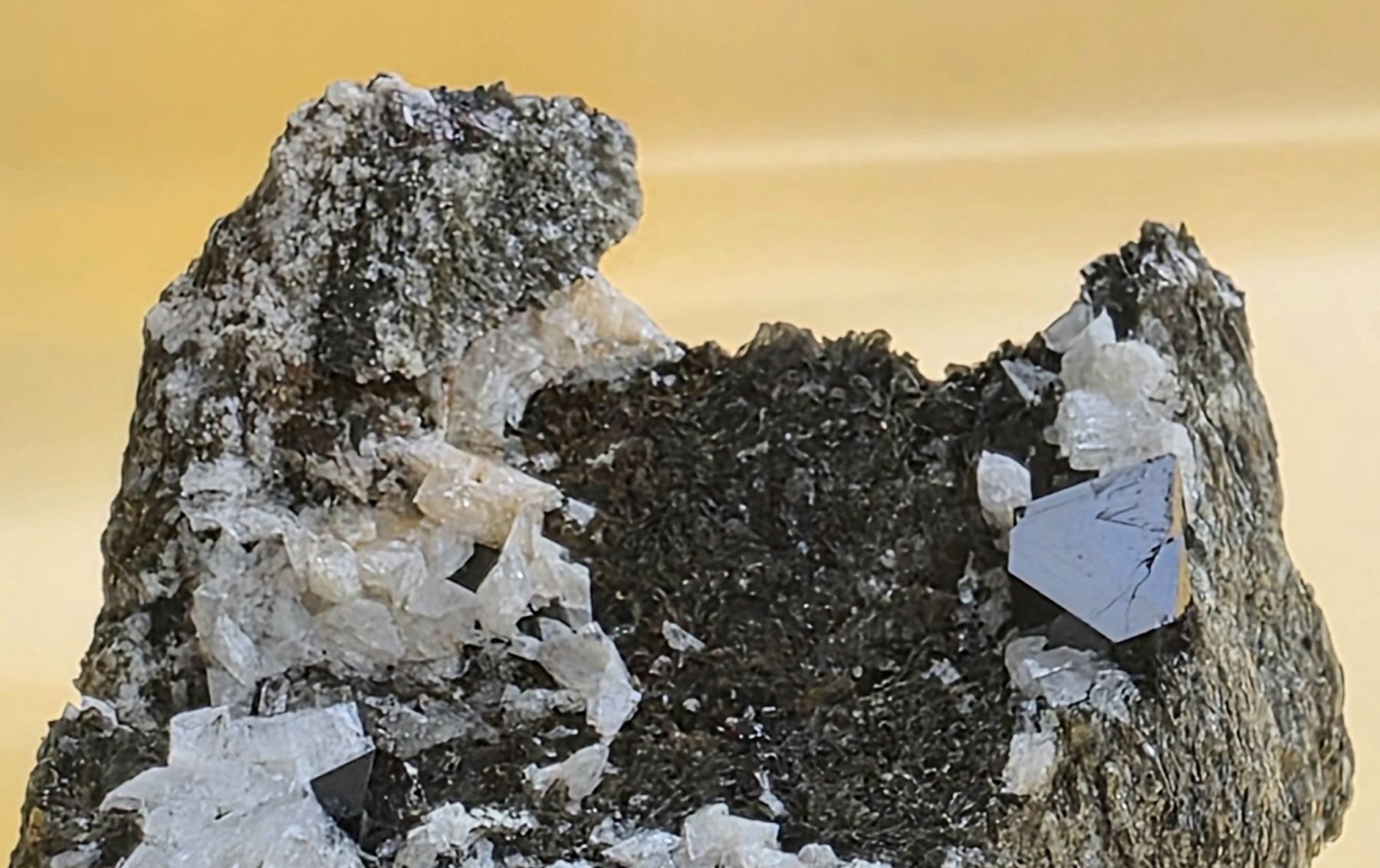 Minerali & Pietre curative: 4x Binntal Spezis. Magnetit - Rutil Pseudomorphose. Calzit. – Usato da Glis venduto da nbu_65ys 1